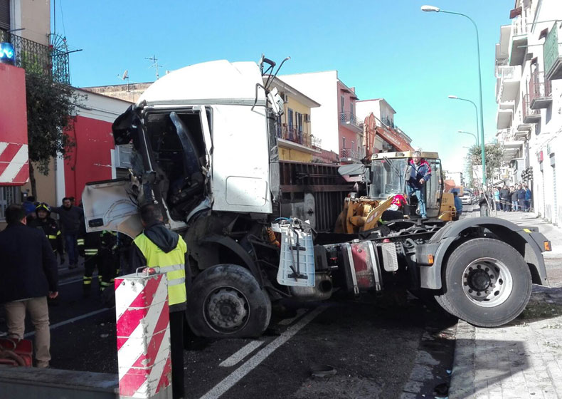 Camion Nu Si Ribalta Tra Torre Del Greco E Torre Annunziata Foto