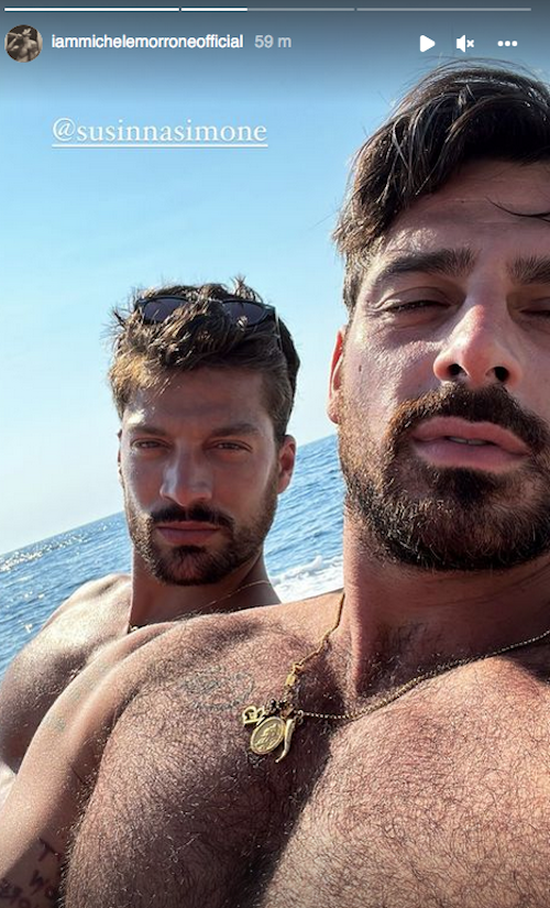 Michele Morrone e Simone Susinna in barca a Capri. La foto